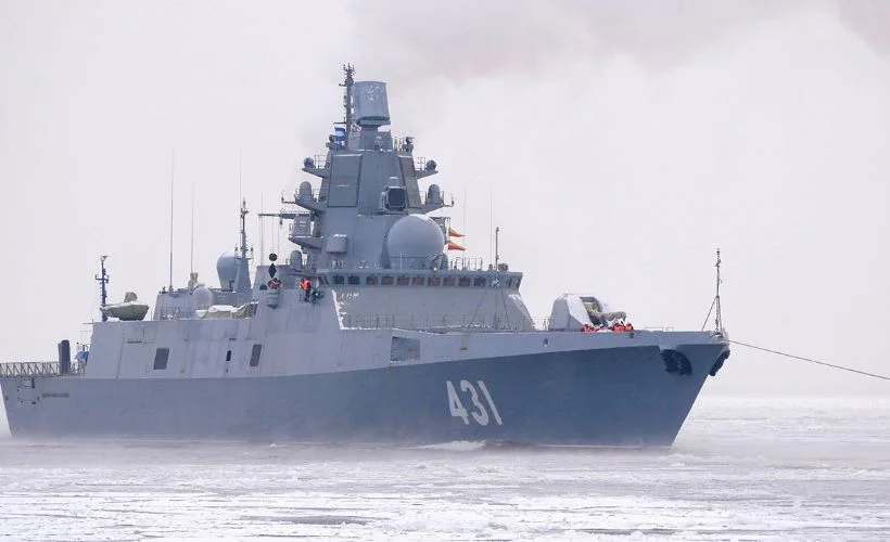 Rus savaş gemisi tankerle çarpıştı