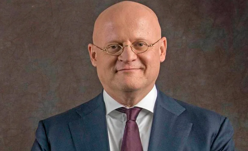 Sosyal mesafeye uymayan Hollandalı bakana 390 euroluk korona cezası