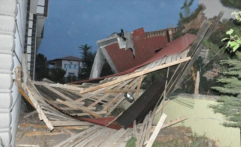 Yozgat'ta şiddetli rüzgar 2 binanın çatısını uçurdu
