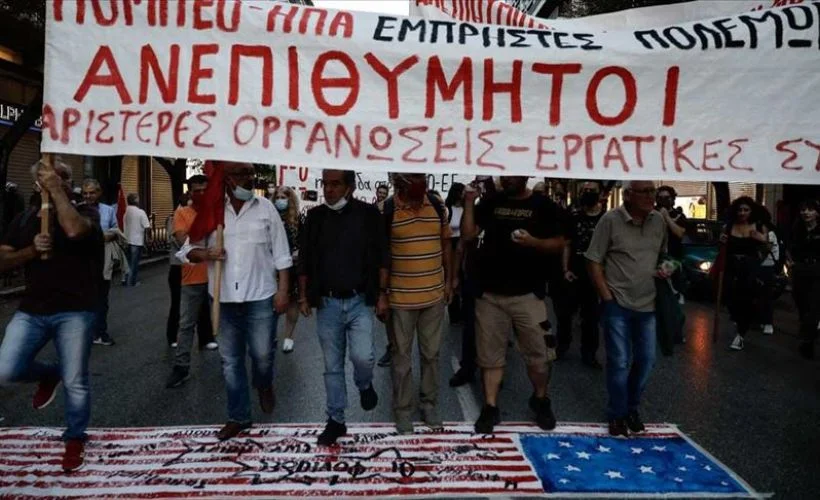 Yunanistan'da göstericiler Pompeo'nun ziyaretini protesto etti, ABD bayrağı yaktı