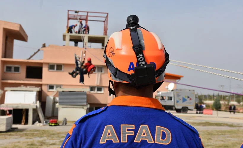 AFAD'dan 'hasarlı yapılara girmeyin' uyarısı