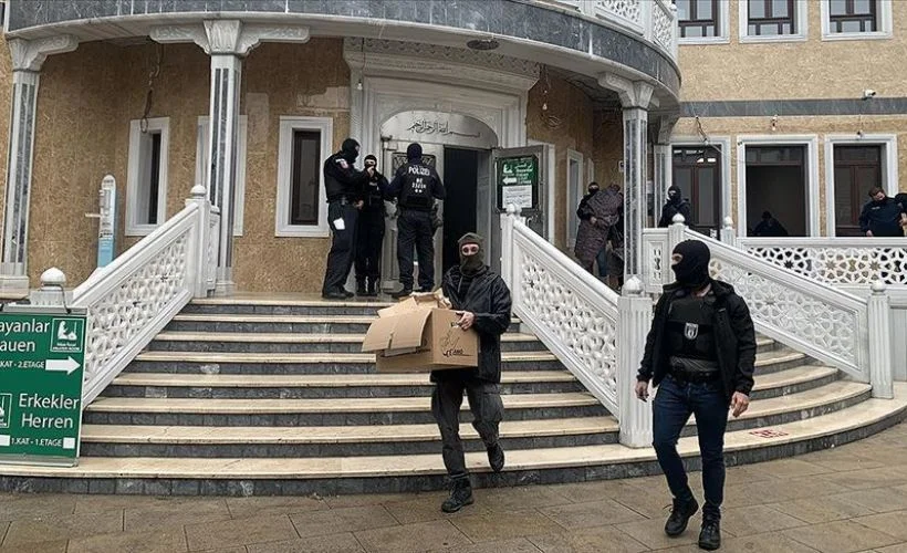 Alman polisinin camiye botlarıyla girmesine tepki
