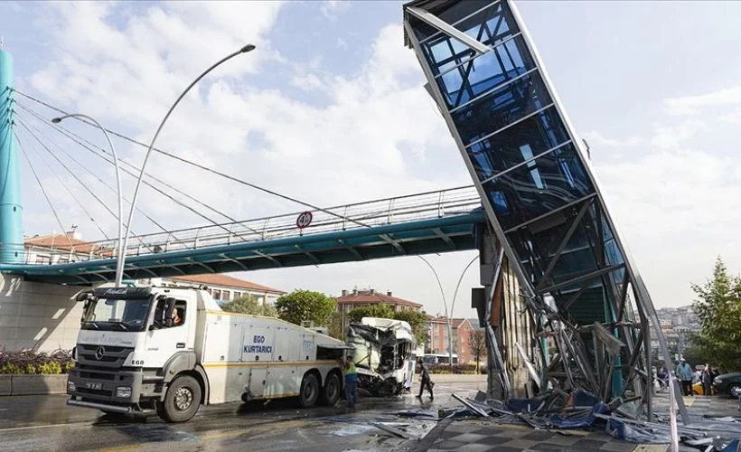 Başkentte belediye otobüsü yaya geçidine çarptı: 12 yaralı