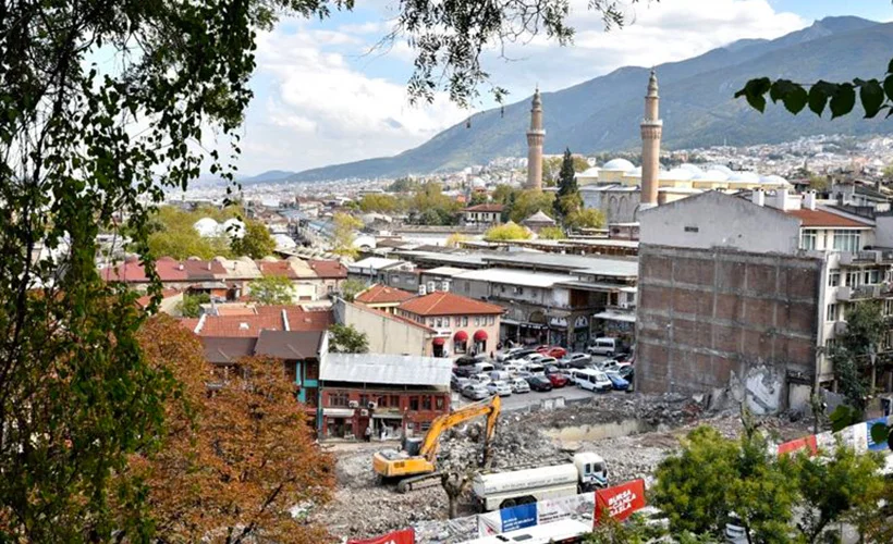 Bursa'da tarihi Ulu Cami ve çarşıların çevresindeki eski yapılar yıkılıyor