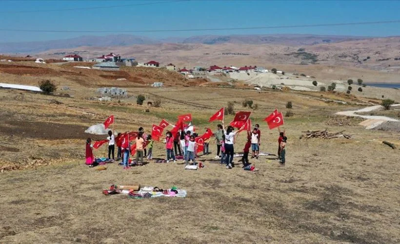 Çalıkuşu Tuğba, köylerde okuma atölyeleri kurarak öğrencilerin gönlüne dokunuyor