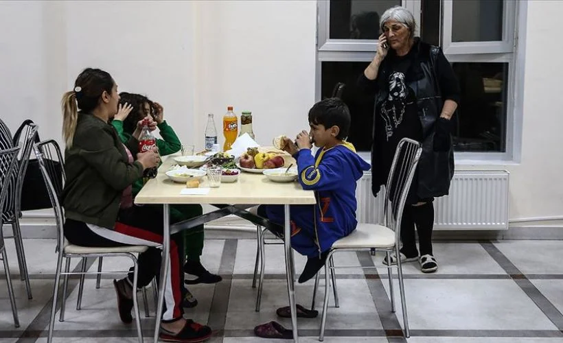 Ermenistan'ın füze saldırısında evleri yıkılan Genceliler üniversite yurdunda kalıyor