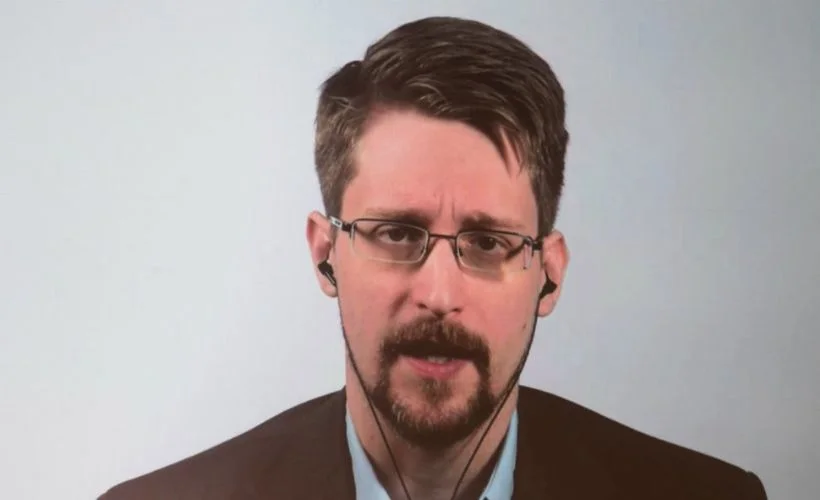 Eski CIA ajanı Snowden'a 'Kalıcı Oturma' İzni Verildi