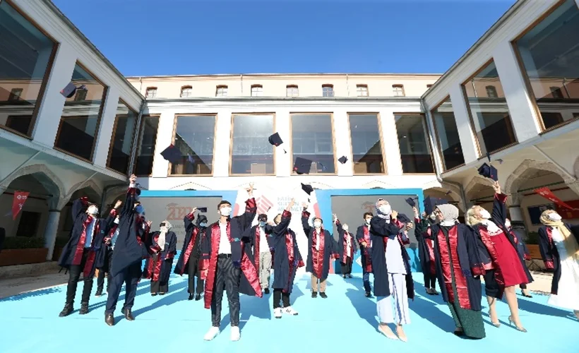 Fatih Sultan Mehmet Vakıf Üniversitesi'nden 'güvenli' mezuniyet