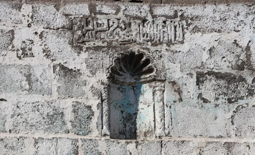 Gecekonduların kapattığı tarihi eserler... 'La ilahe illallah...'