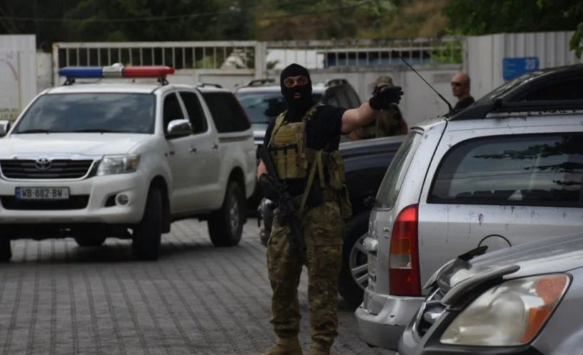 Gürcistan'da banka soygunu: 30 rehine var