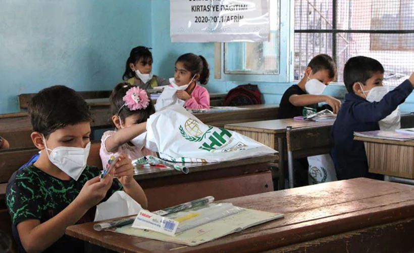 İHH'den Afrin'deki 2 bin 500 öğrenciye kırtasiye desteği