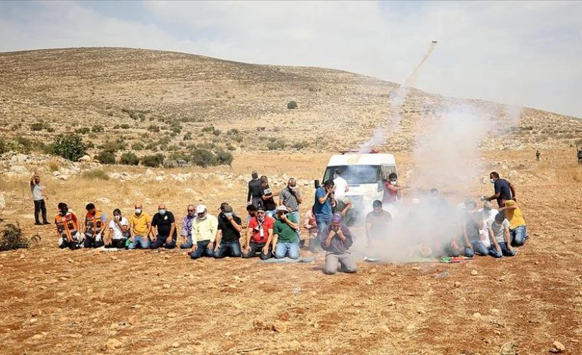İsrail güçleri Batı Şeria'da namaz kılan Filistinlilere göz yaşartıcı gazla saldırdı