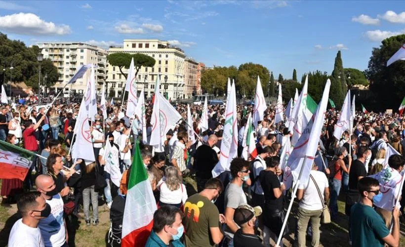 İtalya'da Kovid-19'a tedbirleri protesto edildi