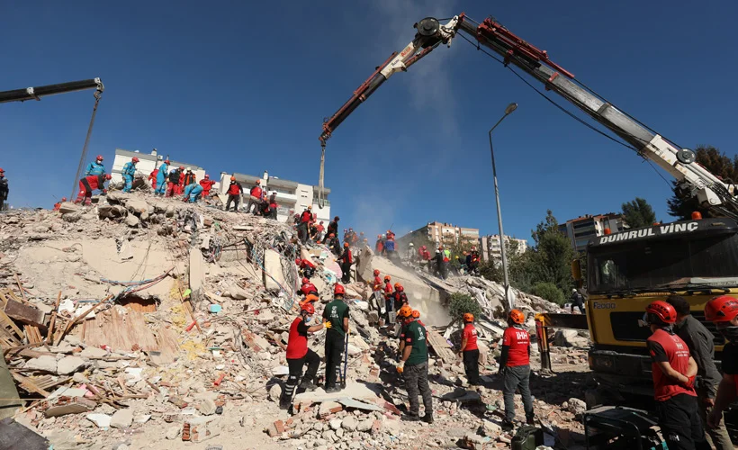 İzmir'de 23 saat sonra mucize: Anne ve 3 çocuğu kurtarıldı