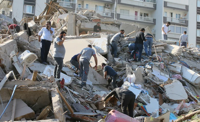 İzmir'de enkaz altından 3 kişi çıkarıldı