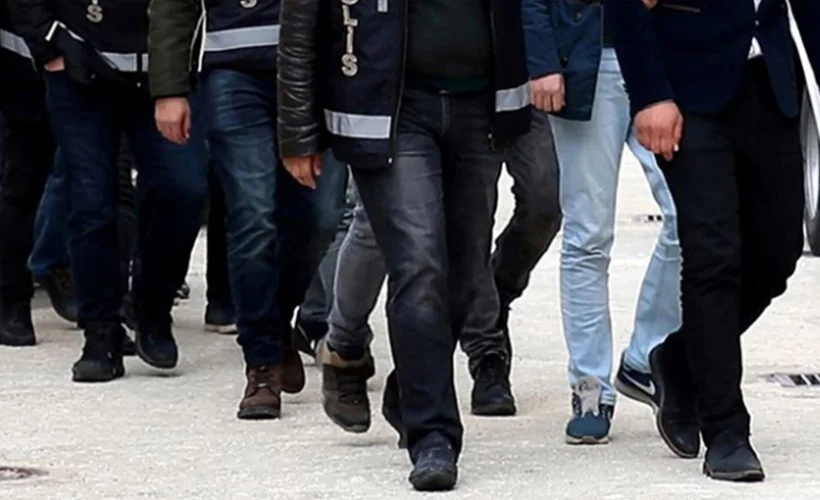 İzmir'de FETÖ operasyonu: 23 gözaltı