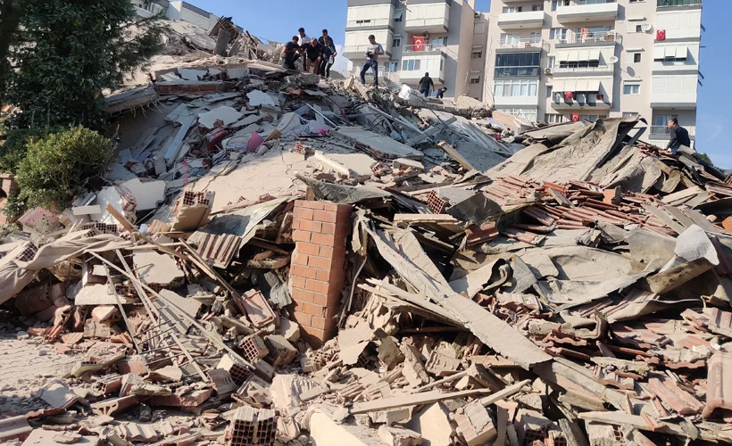 İzmir'deki depremde çöken binalar var! Arama çalışmaları başladı