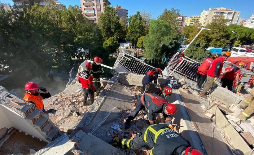 İzmir depreminde hayatını kaybedenlerin sayısı 28'e, yaralı sayısı 885'e yükseldi