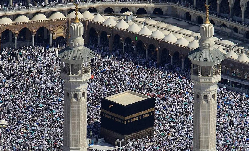 Kabe'de 7 ay sonra yeniden cemaatle namaz kılındı