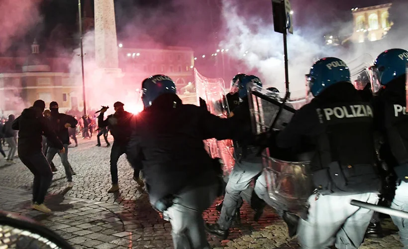 Korona önlemlerine tepki gösteren göstericiler polisle çatıştı