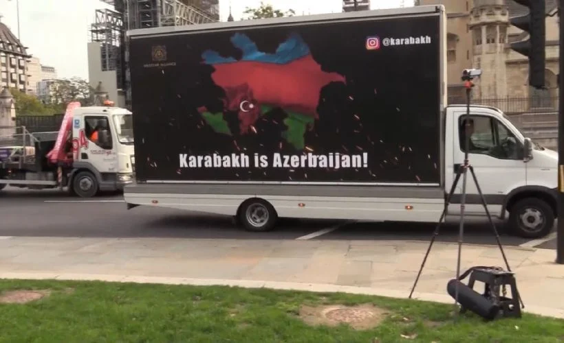 Londra sokaklarında mobil 'Karabağ Azerbaycan'dır' panosu