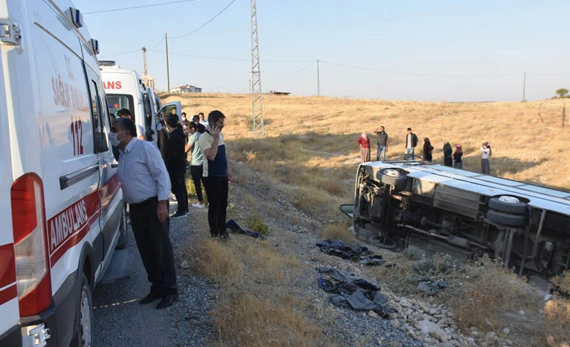 Malatya Battalgazi'de işçi servisi devrildi: 14 yaralı