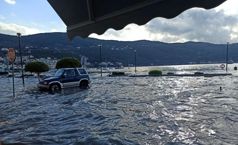 Merkez üssü İzmir Seferihisar açıkları olan deprem su baskınlarına da sebep oldu