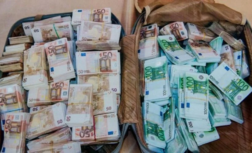 Miras kalan evde çanta dolusu para buldu