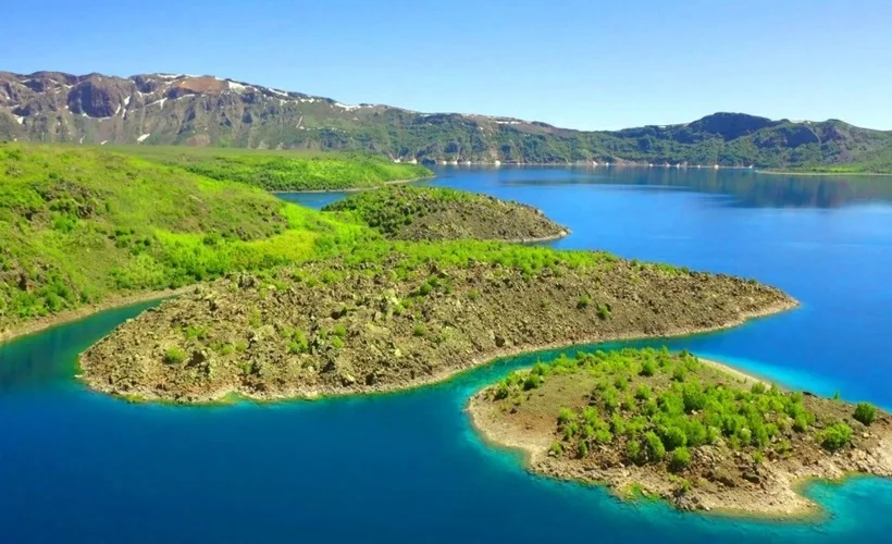 Nemrut Gölü dört mevsim göz dolduruyor