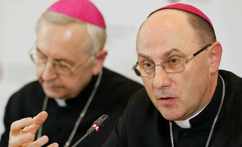 Papa, cinsel tacizi örtbas etmekle suçlanan piskoposu kovdu