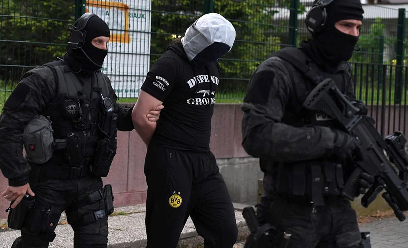 Paris'te başörtülü 2 kadına saldıran 2 kişi gözaltına alındı