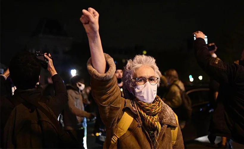Paris'te göstericiler, 'Macron istifa' diye yürüdü
