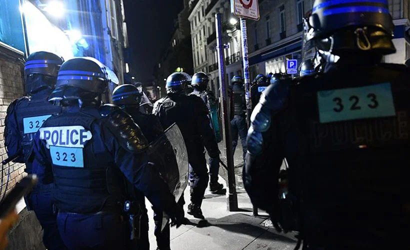 Polis, Ermenistan'a tepki gösteren Türklere müdahale etti