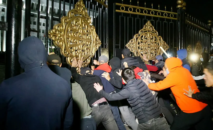 Protestocular, Cumhurbaşkanlığı Sarayı'na girdi