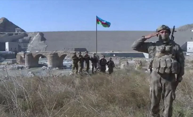 Tarihi Hudaferin Köprüsü'ne Azerbaycan bayrağı dikildi