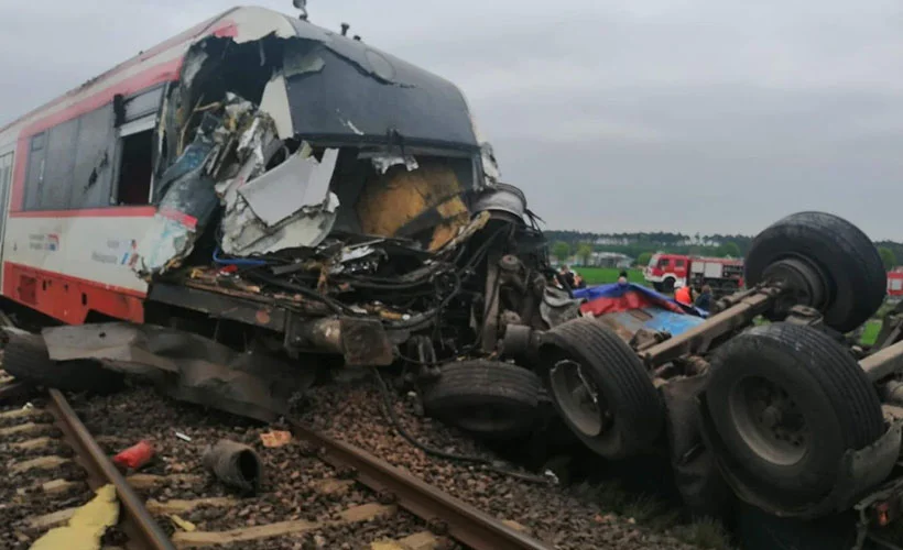 Tayland'da tren otobüse çarptı: 17 ölü, 30 yaralı