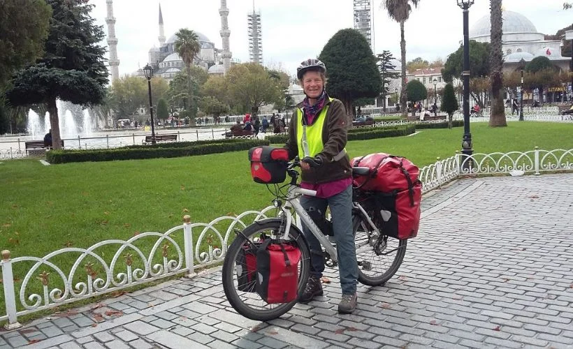 62 Yaşındaki Kadın, Bisikletle Hollanda'dan İstanbul'a Geldi.