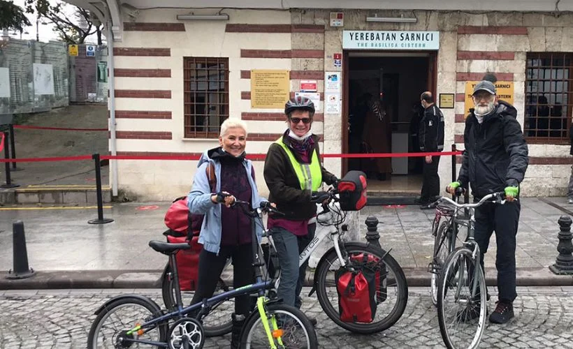62 Yaşındaki Kadın, Bisikletle Hollanda dan İstanbul a Geldi.