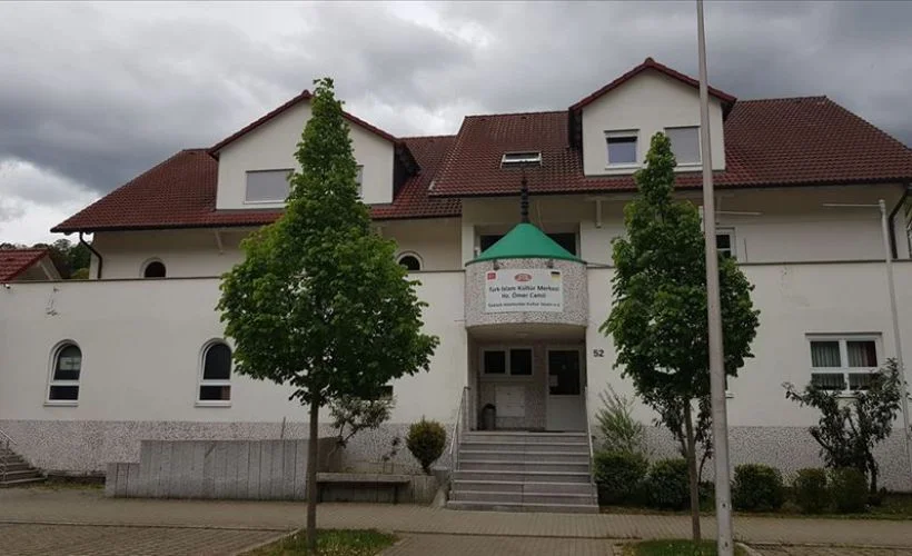 Almanya'da cami yakınındaki aydınlatma direğine İslamofobik yazılar yazıldı