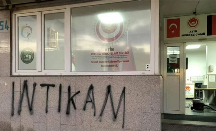 Almanya'da caminin duvarına 'intikam' yazıldı