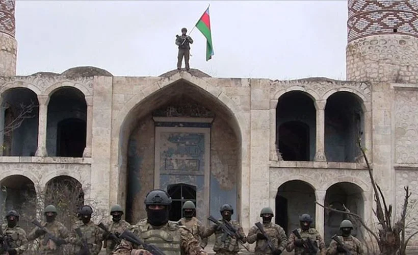 Azerbaycan ordusu işgalden kurtarılan Ağdam'a bayrak dikti, kent camisinde ezan okundu