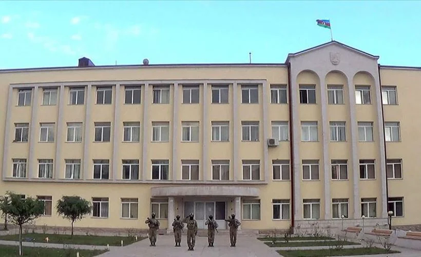 Azerbaycan ordusu, işgalden kurtarılan Şuşa kentinde Azerbaycan bayrağını dalgalandırdı