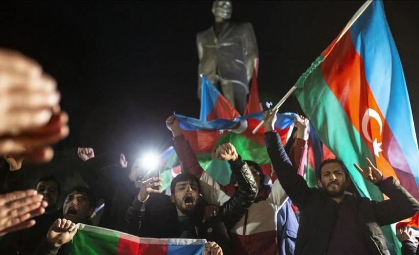 Azerbaycanlılar Dağlık Karabağ'da varılan anlaşmayı coşkuyla kutluyor