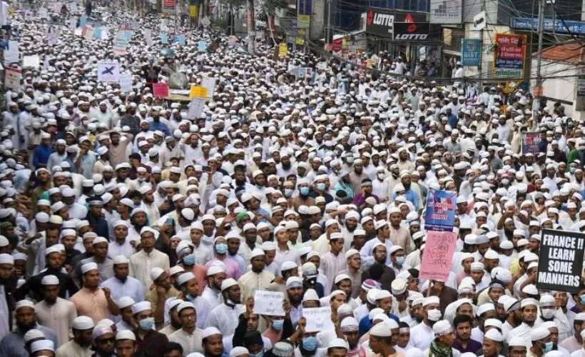 Bangladeş müslümanları, hükümetin 24 saat içinde Fransa ile ilişkileri kesmesini istedi