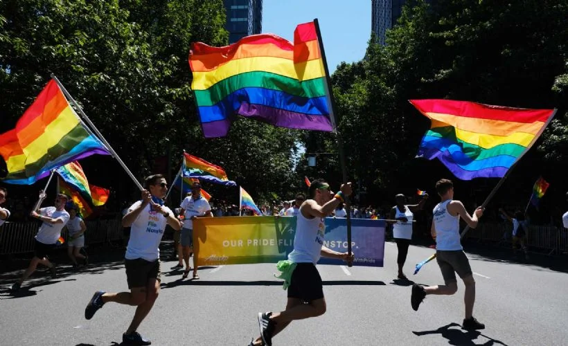 Biden taraftarı LGBTQ hareketinden cadde kapatan kutlama