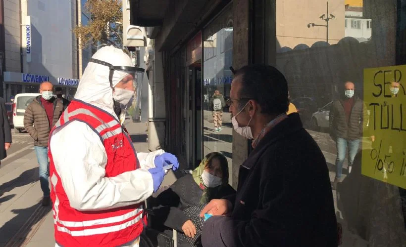 Caddede sigara içme yasağını çiğneyen vatandaşa polis sordu: Sen bu dünyada yaşamıyor musun?