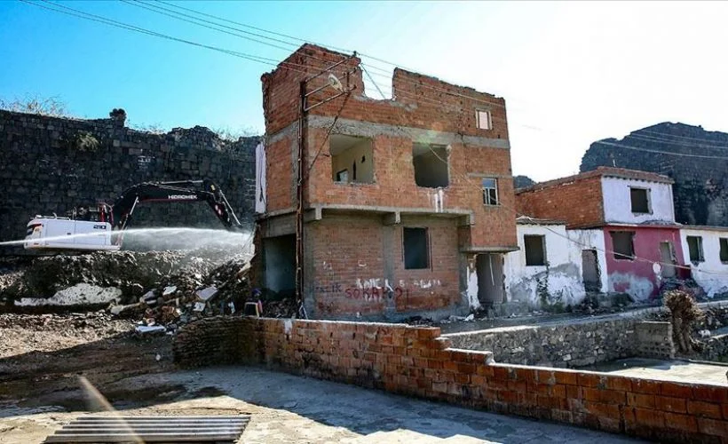 Diyarbakır Surlarının çevresindeki kaçak yapılar yıkılıyor