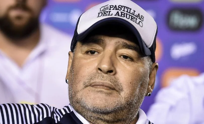 Efsane futbolcu Maradona hayatını kaybetti