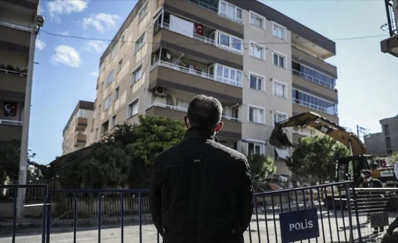 Enkazın başında mesai arkadaşından gelecek müjdeli haberi bekliyor