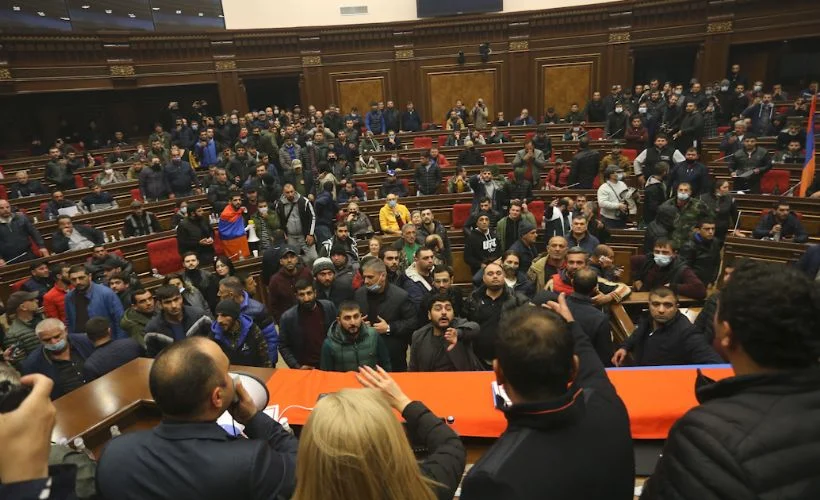 Ermenistan'da göstericiler Dağlık Karabağ'daki mağlubiyetin ardından parlamento binasını bastı